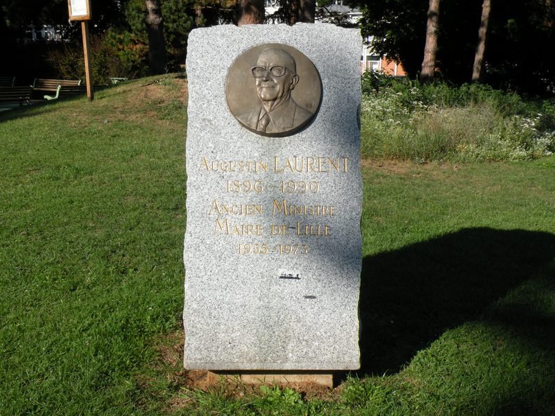  monument en hommage à Augustin Laurent, ancien Maire de la ville